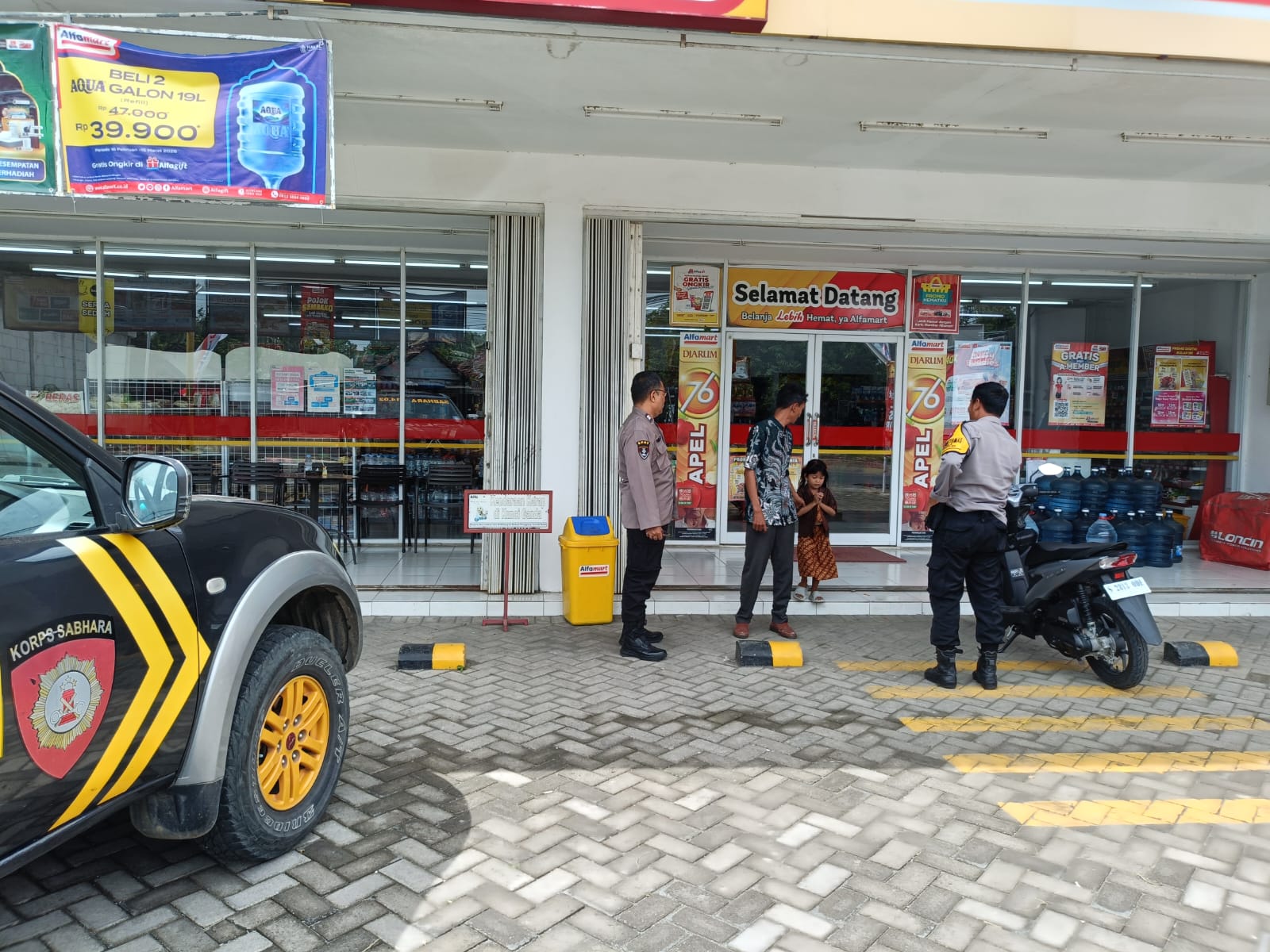 Patroli Dialogis di Alfamart Personil Polsek Jatikalen Berikan Himbauan Dan Pesan Kamtibmas