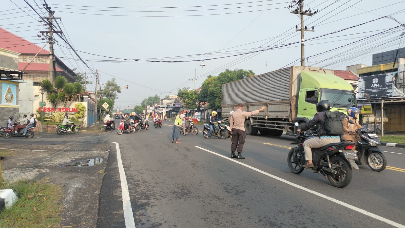 Giat Gaktur Pagi Polsek Kertosono Bantu Penyeberangan Masyarakat