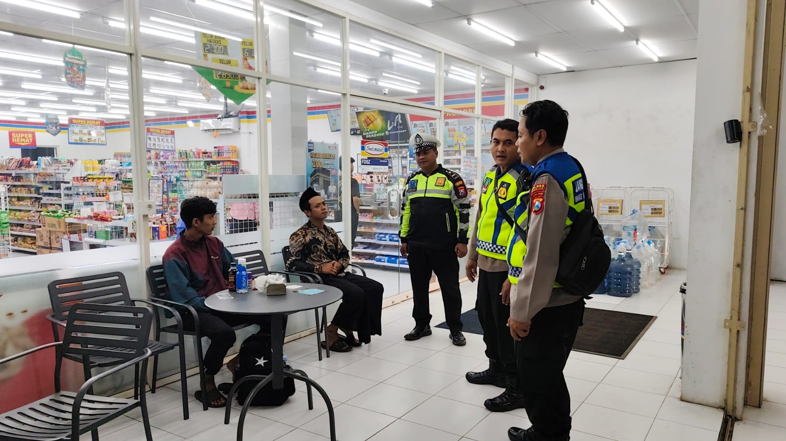 Patroli Polsek Warujayeng Beri Himbauan Kamtibmas ke Karyawan dan Pengunjung Indomaret