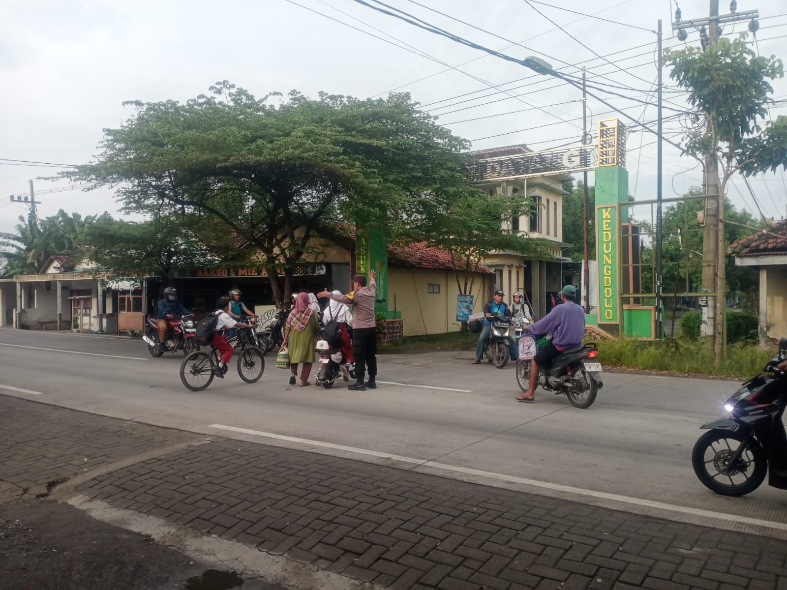 Dukung Kelancaran Aktivitas Masyarakat, Polsek Nganjuk Kota Terjunkan Personel Giat Sapa Pagi