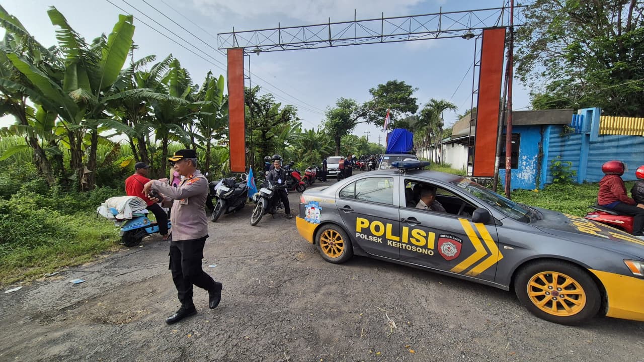 Polsek Kertosono Kawal Peserta Unjuk Rasa PT. Jaya Kertas Kertosono