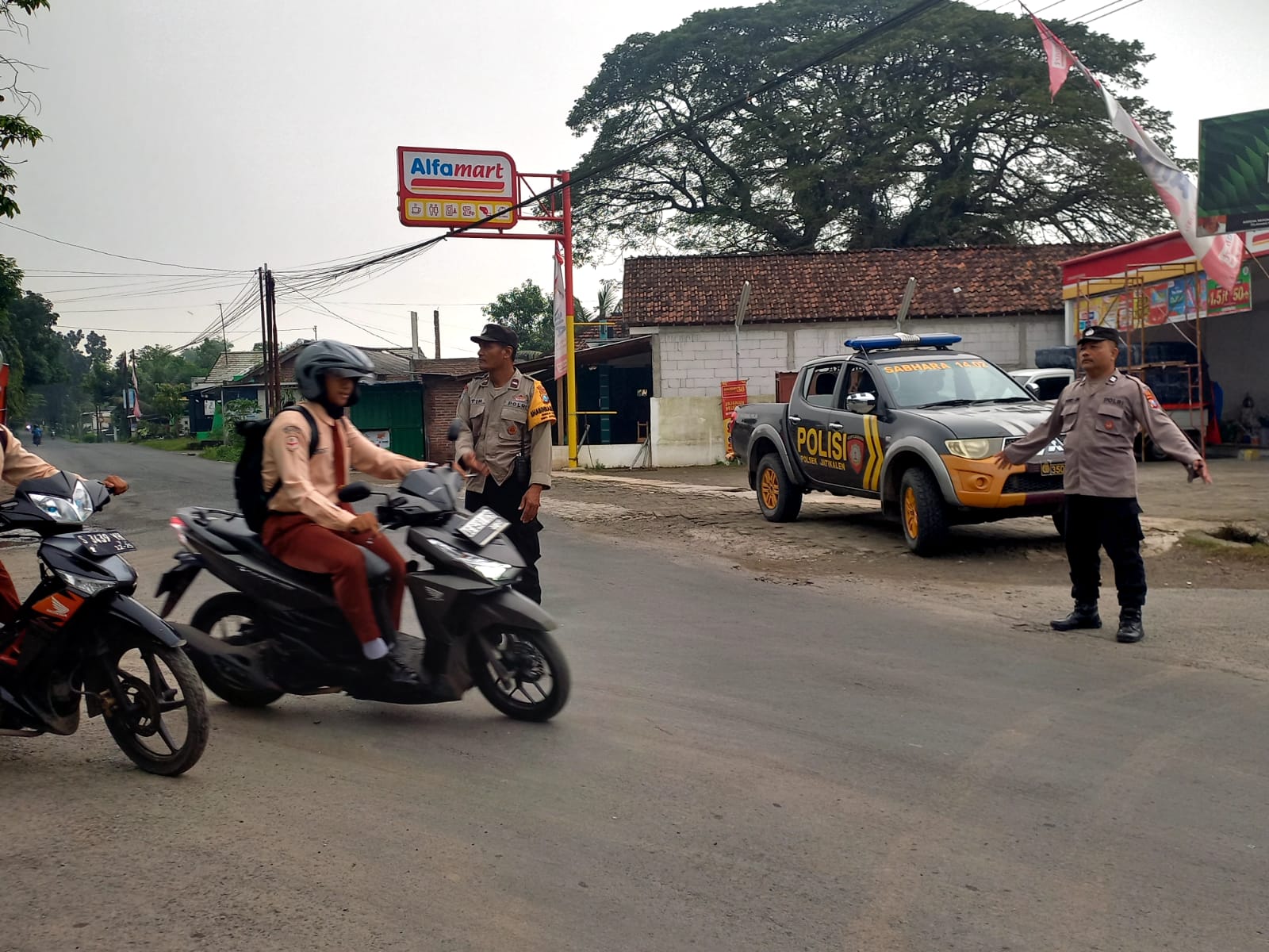 Giat Gaktur Pagi Polsek Jatikalen Bantu Penyeberangan Masyarakat