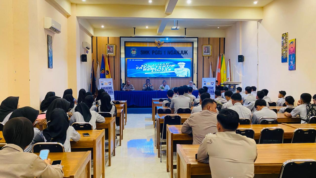 Polantas Menyapa, Satlantas Nganjuk Edukasi Siswa SMK PGRI 1 tentang Etika Tertib Berlalu Lintas