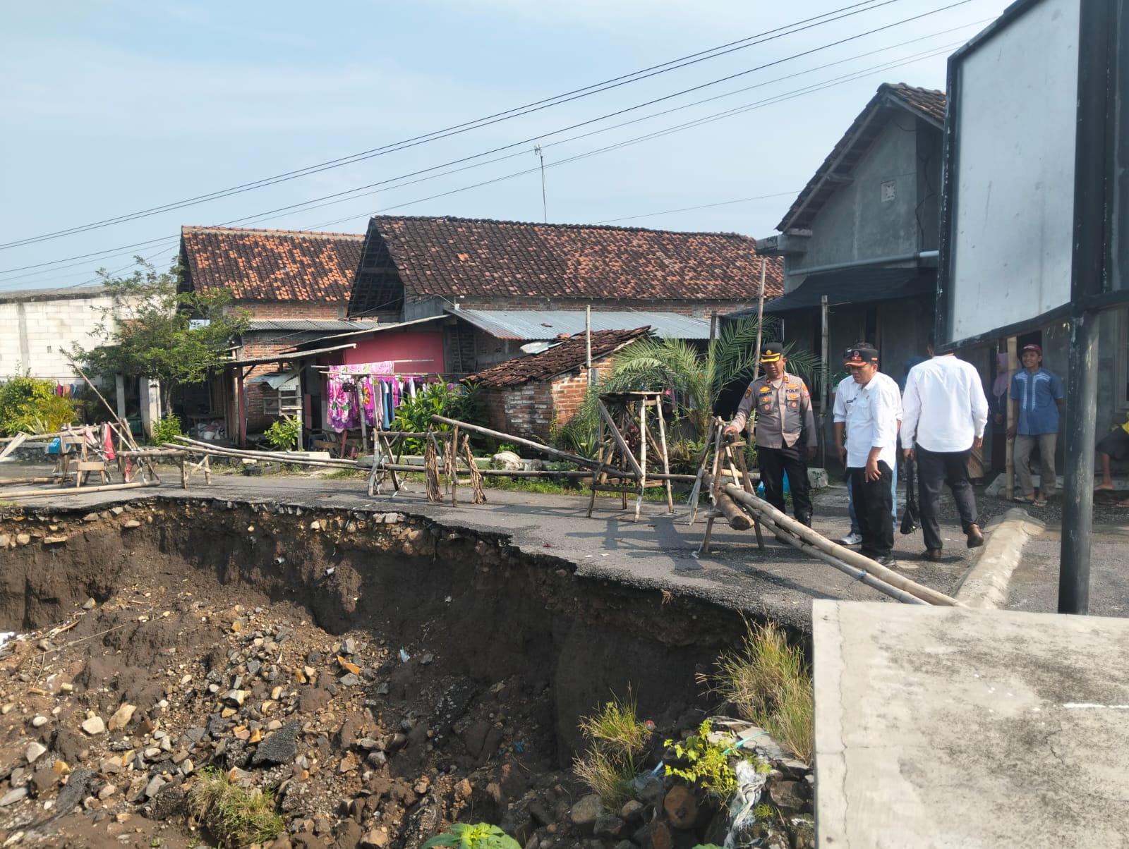 Kapolsek Nganjuk Kota Tinjau Jembatan Amblas di Desa Kedungdowo Akibat Abrasi