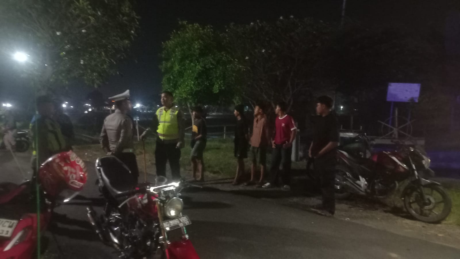 Patroli Malam Polsek Warujayeng Himbau Pemuda yang Nongkrong agar Pulang
