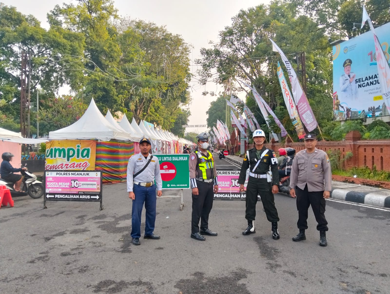 Personel Polsek Nganjuk Kota Amankan Upacara Hari Jadi Nganjuk ke-1089 di Alun-Alun