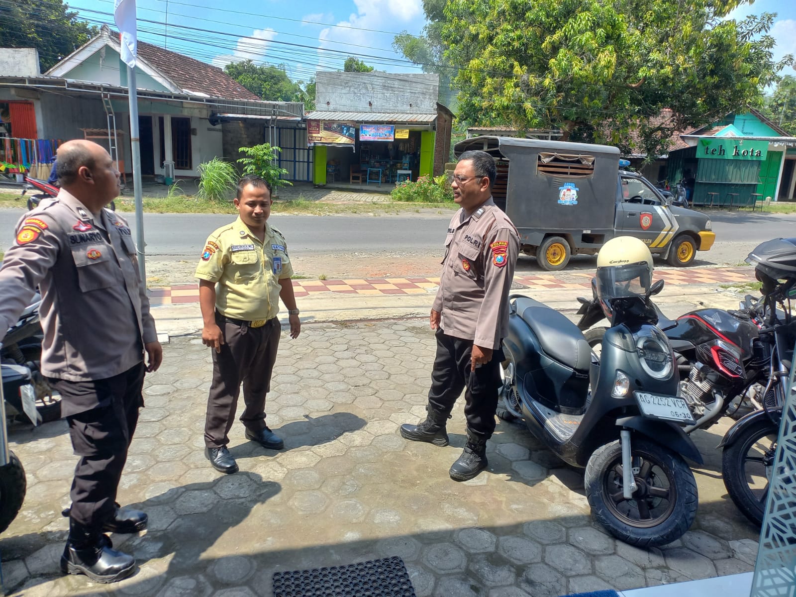 Polsek Jatikalen Gelar Patroli Dialogis di Bank BRI Unit Jatikalen untuk Antisipasi Gangguan Kamtibmas