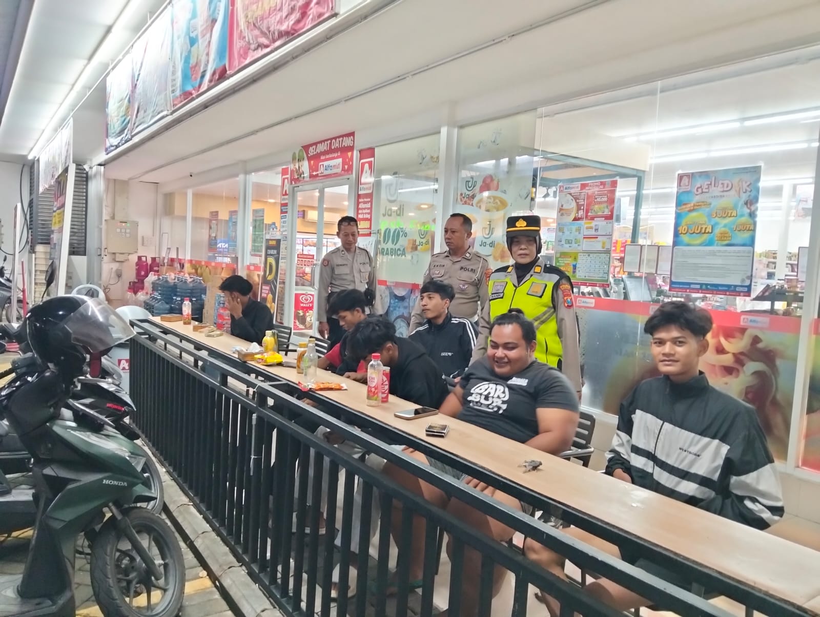 Cegah Gangguan Kamtibmas Polsek Kertosono Gelar Patroli Dialogis di Toko Swalayan