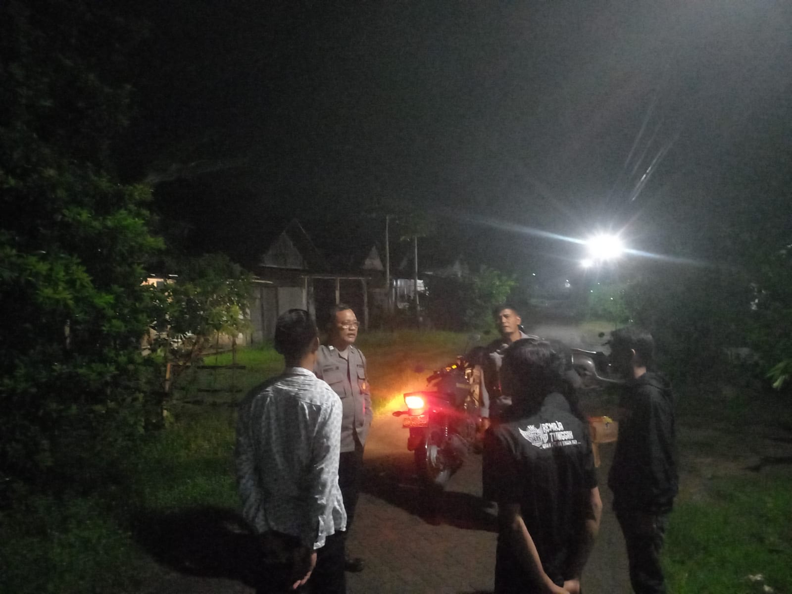 Patroli Dialogis, Anggota Polsek Jatikalen Sambangi Pemuda Dusun Kedung tunggak Desa Jatikalen di Malam Hari, Sampaikan Pesan Kamtibmas