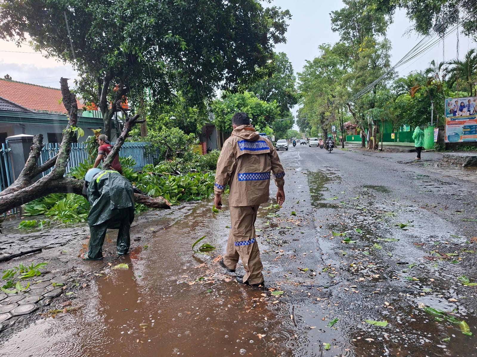 Respon Cepat Polsek Warujayeng Bersama Warga Evakuasi Pohon Tumbang di Depan Stadion