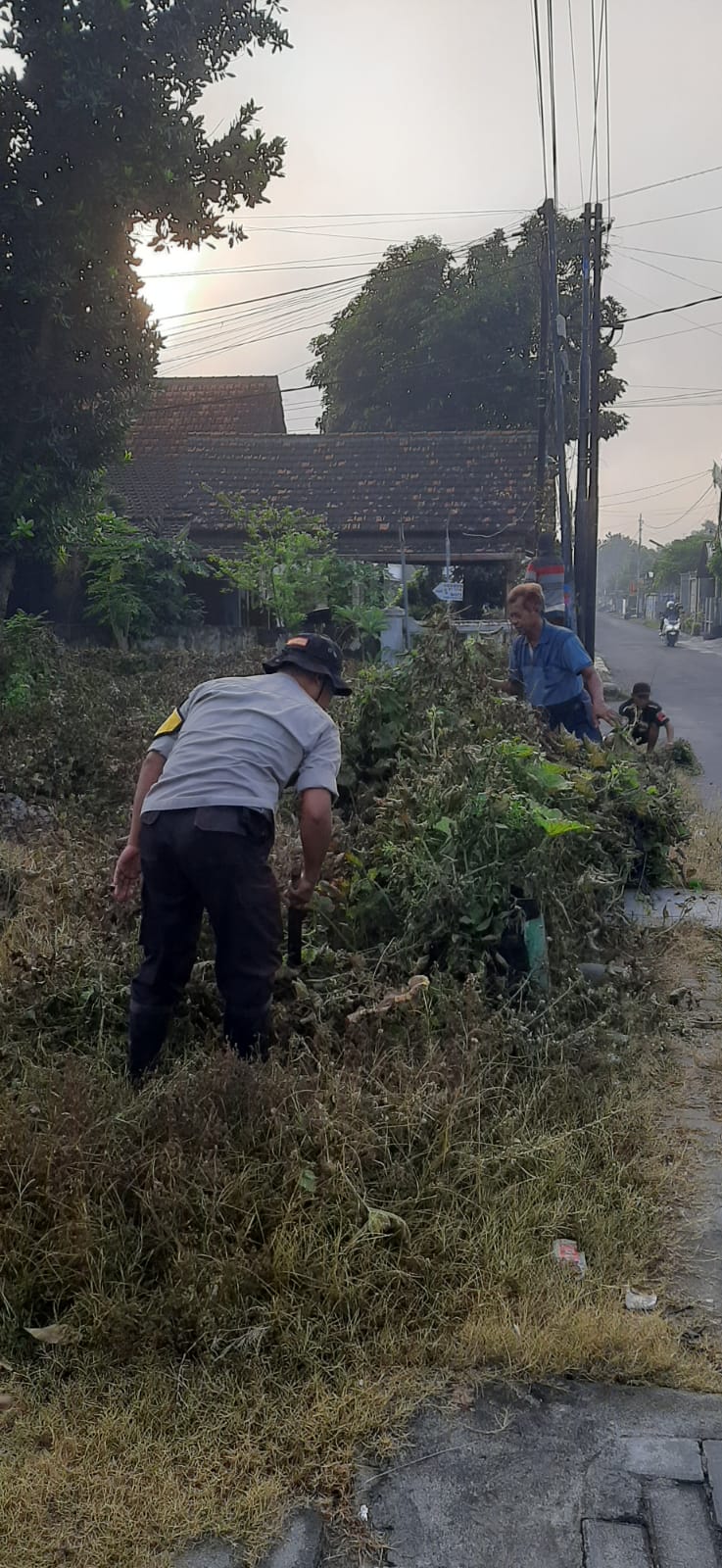 Bhabinkamtibmas Polsek Nganjuk Kota Kelurahan Ploso Giat Kerja Bakti di Lingkungan Bonggah