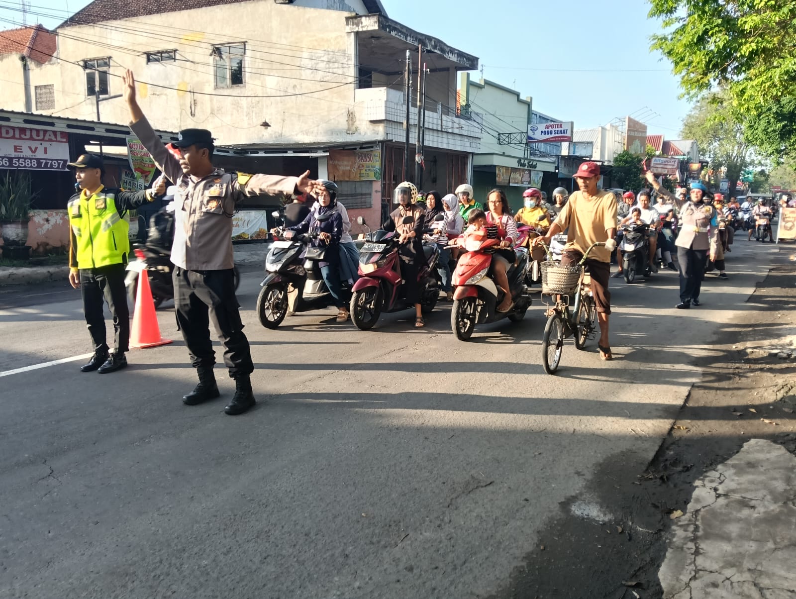 Giat Gaktur Pagi Polsek Kertosono Bantu Penyeberangan Masyarakat