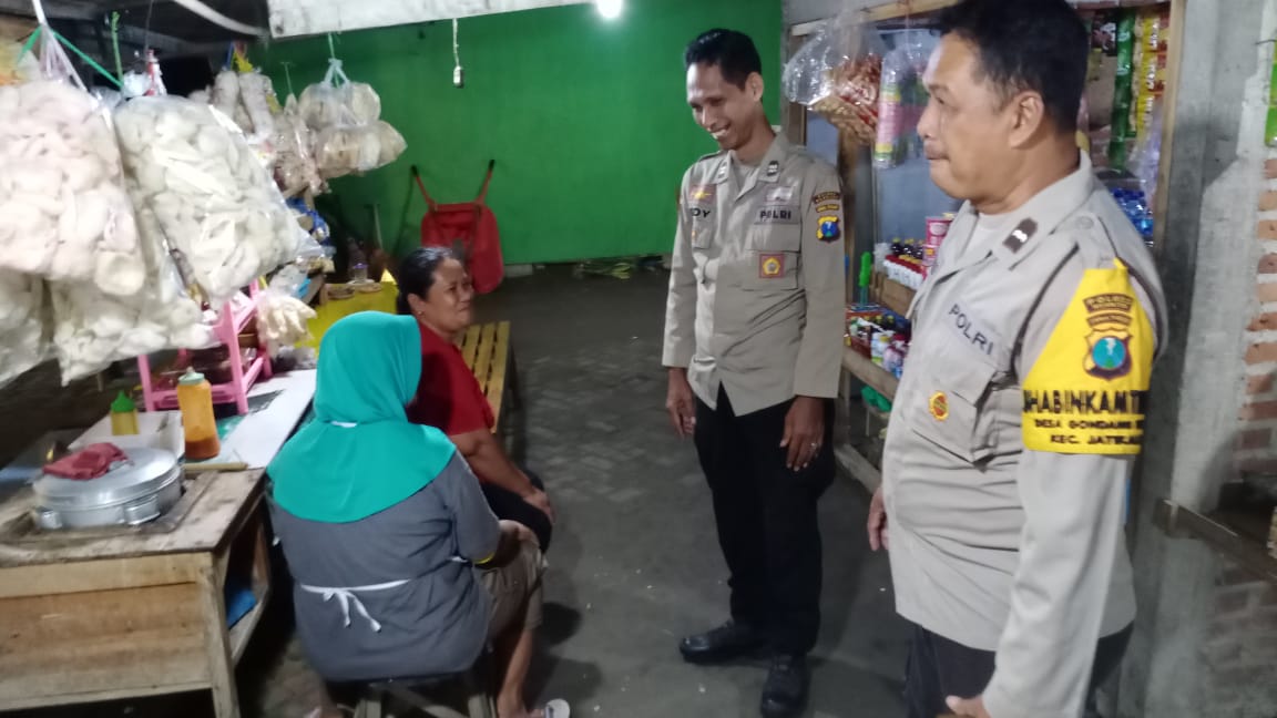 Polisi Jatikalen Hadir Dialogis di Pemandian air Panas Bayu Biru Berikan Rasa Aman di Hari Libur Minggu malam