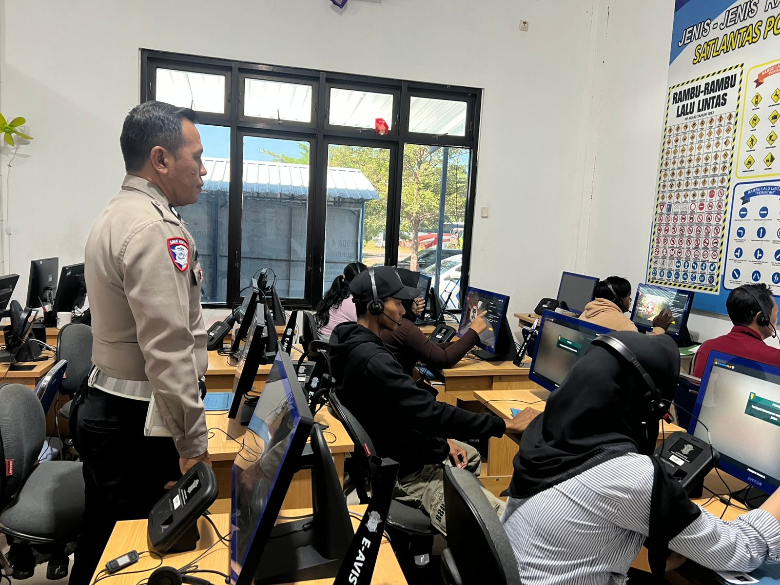 Polantas Menyapa, Satlantas Nganjuk Sosialisasikan dan Latih Pemohon Hadapi Ujian Teori e-AVIS SIM