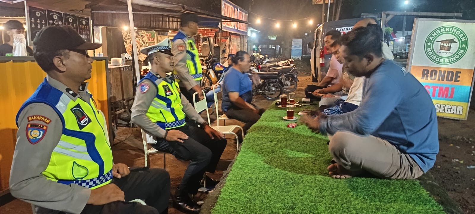 Polsek Warujayeng Ngopi Bareng Pemuda, Ajak Jaga Kamtibmas di Tanjunganom