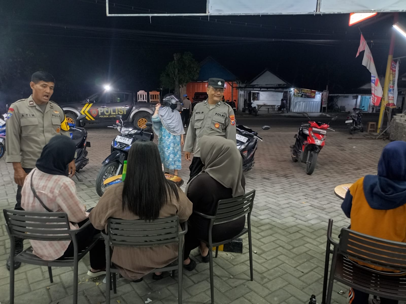 Patroli Dialogis, Polsek Jatikalen Datangi Alfamart Berikan Pesan Kamtibmas kepada Warga masyarakat