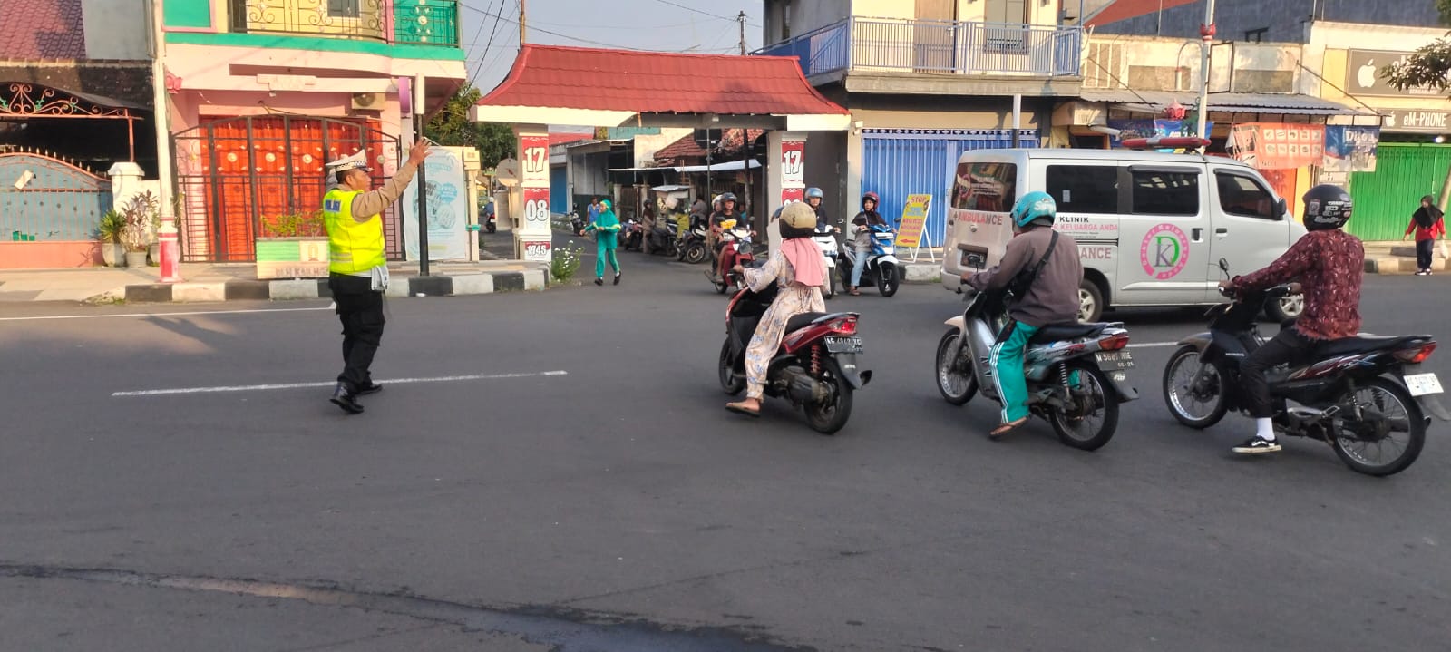 Polsek Nganjuk Kota Intensifkan Pengaturan Lalu Lintas Pagi, Wujud Pelayanan Prima kepada Masyarakat