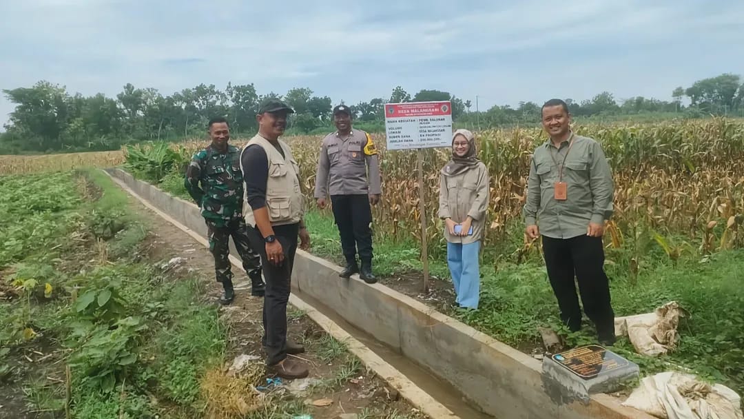 Polisi dan TNI Kompak Cek Irigasi, Dukung Ketahanan Pangan di Malangsari