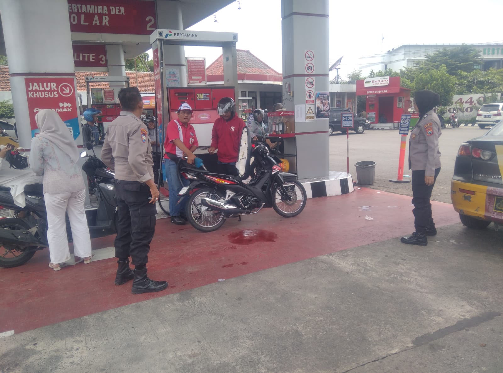 Cek Stok BBM, Patroli Samapta Sampaikan Himbauan Kamtibmas