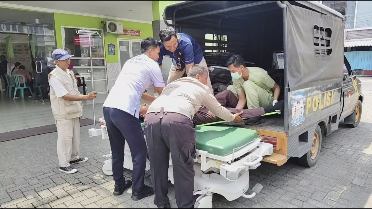 Respons Cepat Polsek Warujayeng Evakuasi Korban Kecelakaan di Jln. Raya Kedungrejo