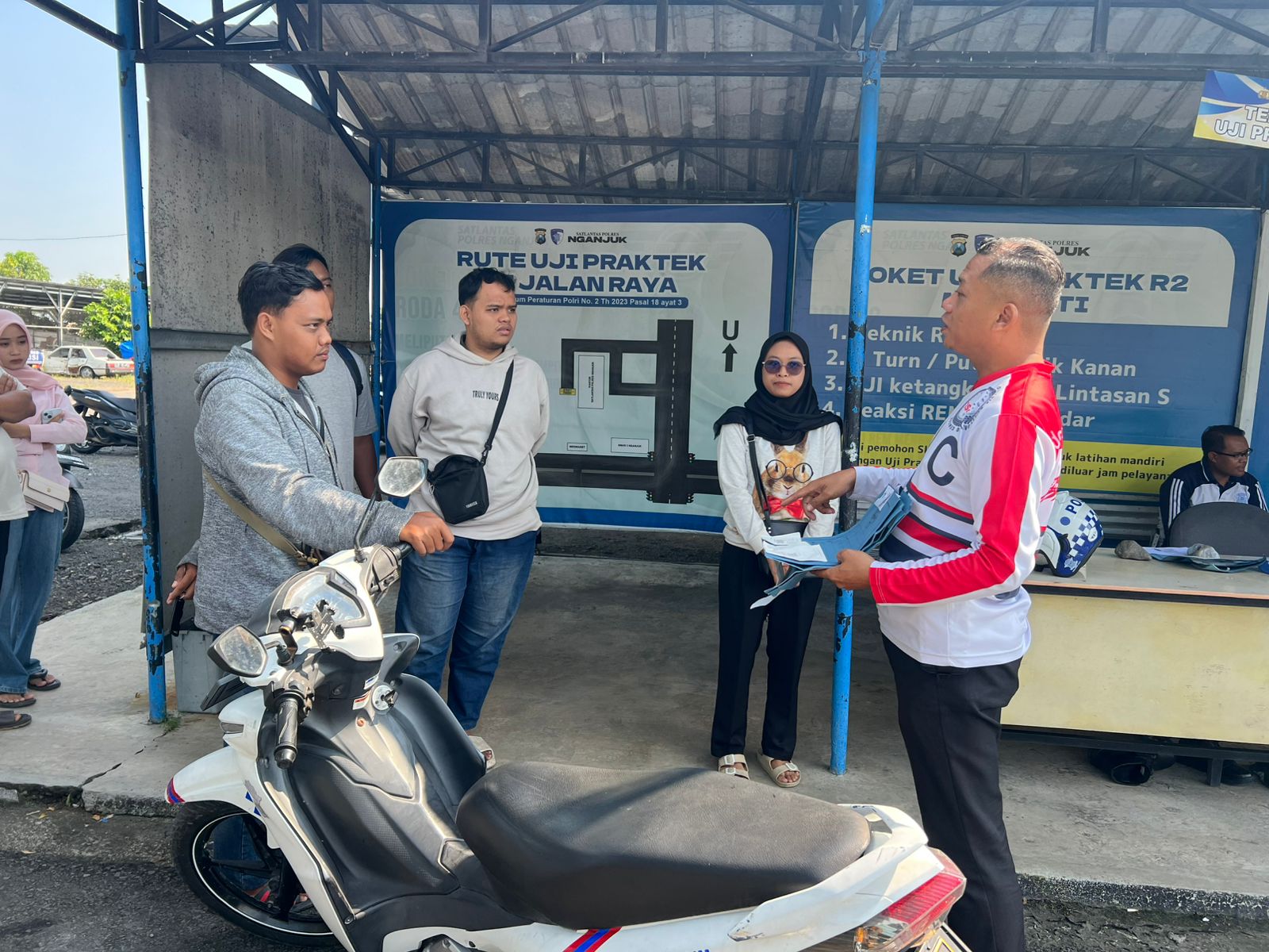 Polantas Menyapa, Aiptu Harianto Berikan Sosialisasi Safety Riding Jelang Ujian SIM Roda Dua