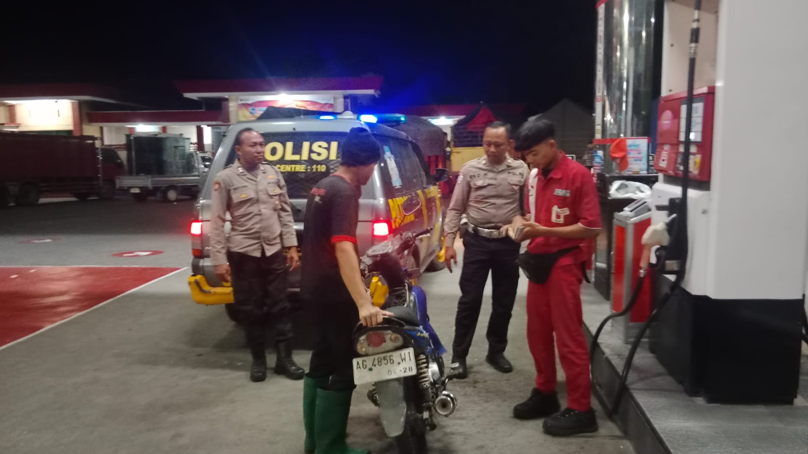 Patroli Samapta Polsek Kertosono Berikan Himbauan Kamtibmas saat Patroli di SPBU