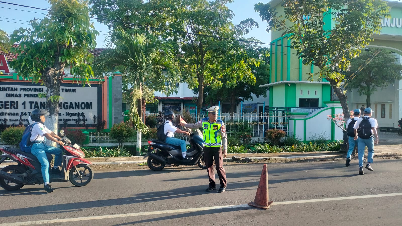 Wujud Pelayanan Masyarakat, Polsek Warujayeng Turunkan Personel ke Jalan di Pagi Hari