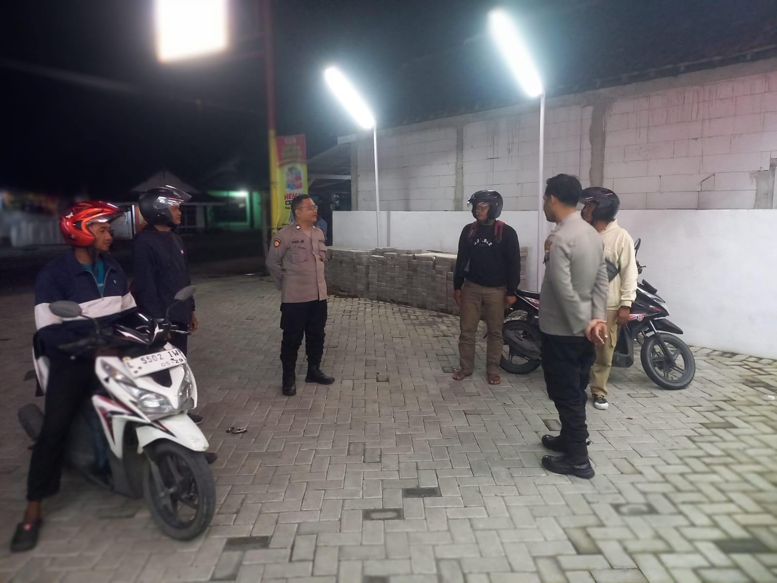 Patroli Dialogis, Polsek Jatikalen Datangi Alfamart Berikan Pesan Kamtibmas kepada Warga masyarakat