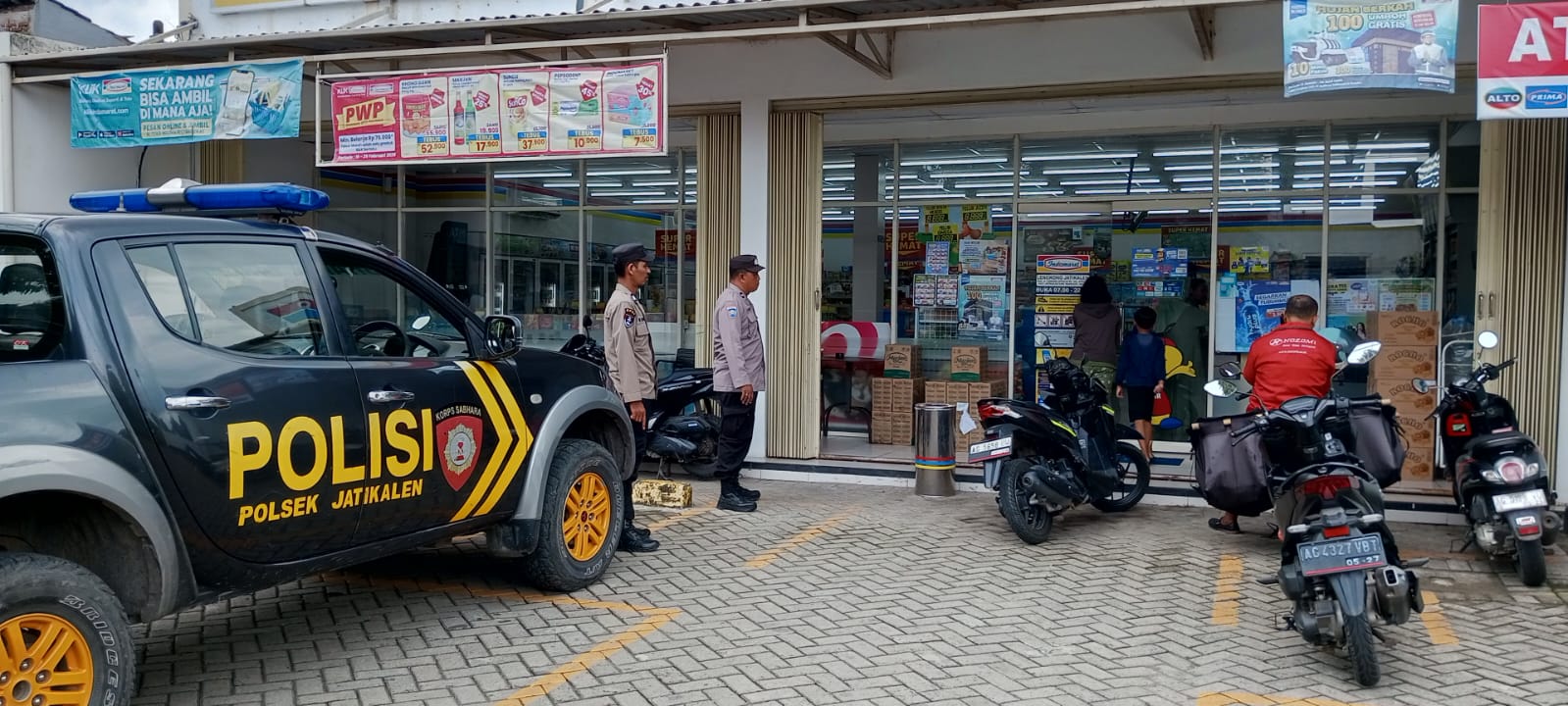 Patroli Indomaret Personil Polsek Jatikalen Berikan Himbauan Dan Pesan Kamtibmas kepada warga dan karyawan Indomaret