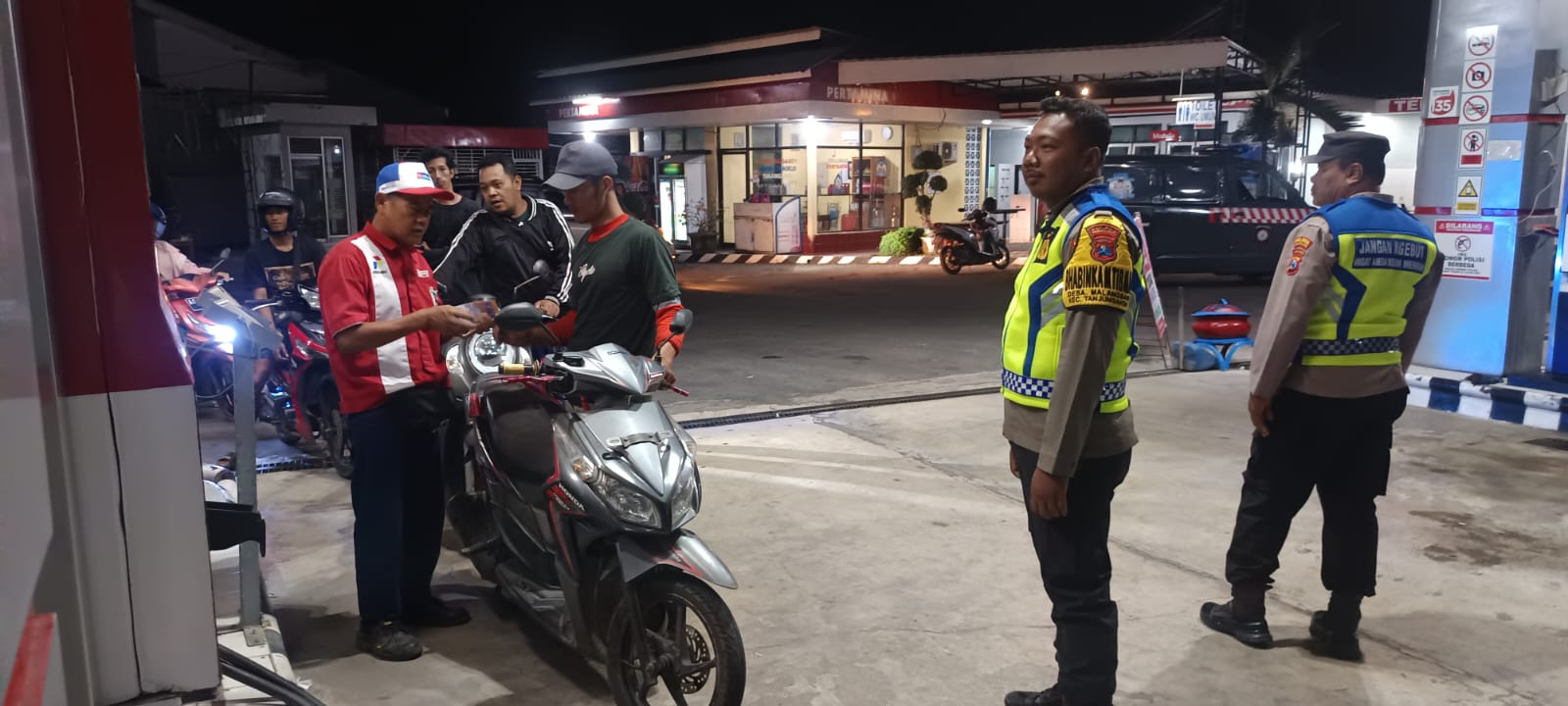 Patroli Malam, Personel Polsek Warujayeng Pantau SPBU dan Jaga Kamtibmas di Tanjunganom