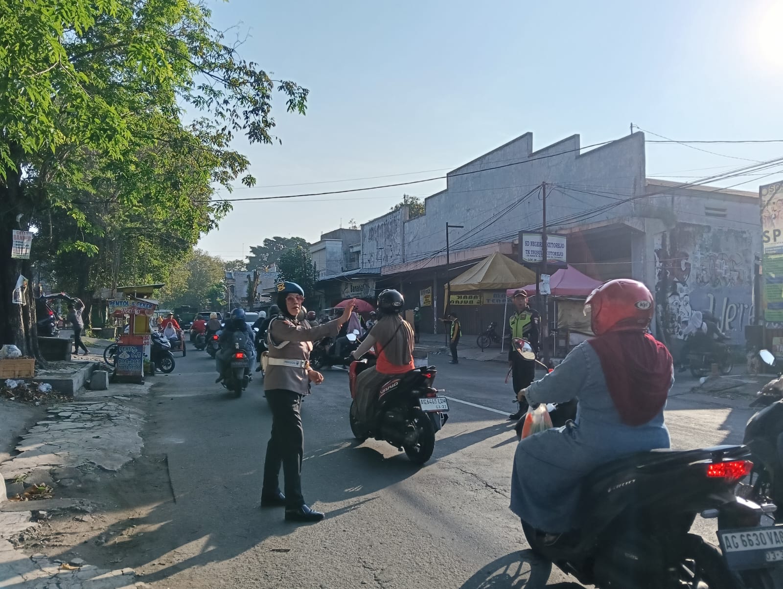 Giat Gaktur Pagi Polsek Kertosono Bantu Penyeberangan Masyarakat