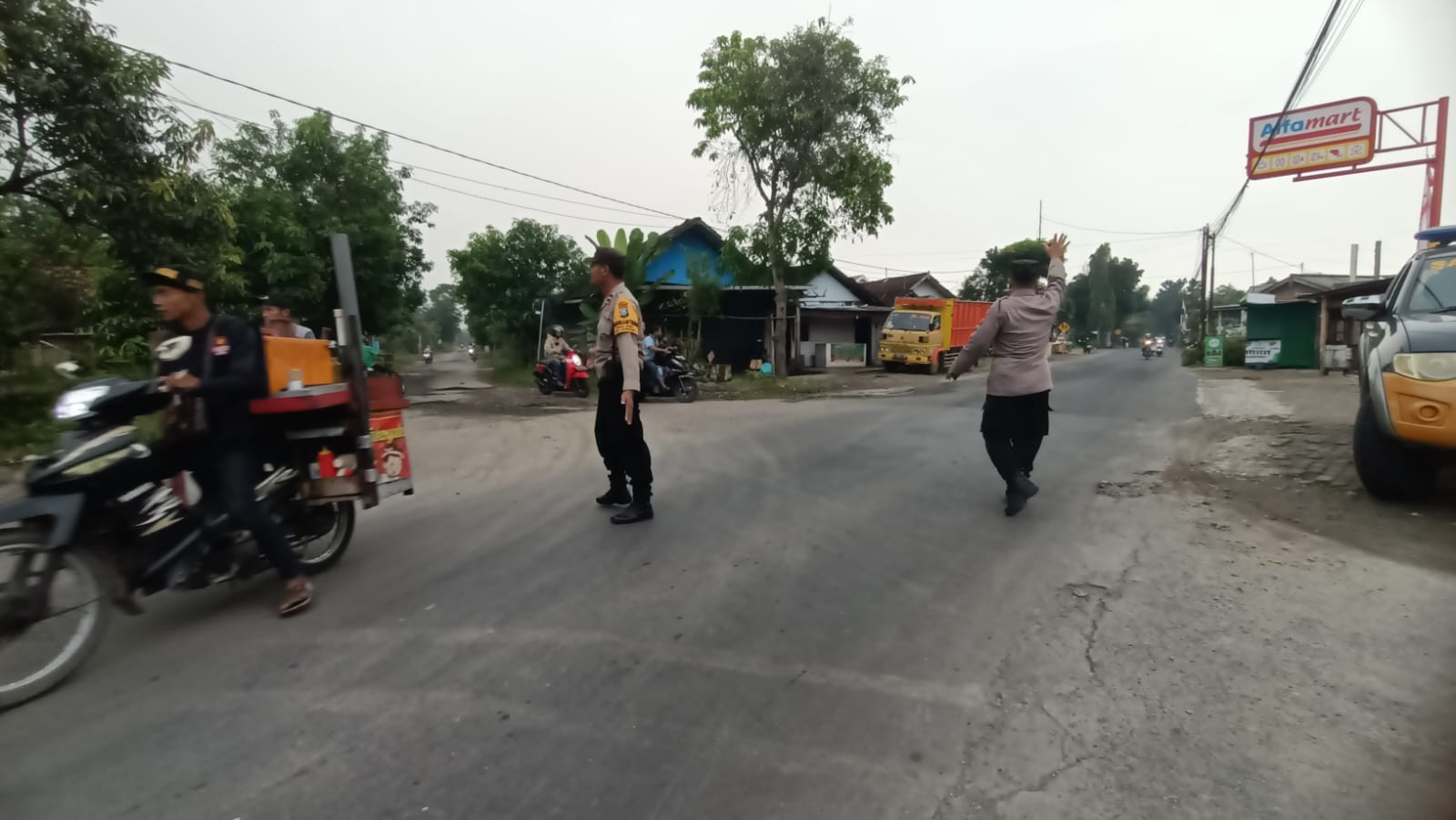‎Giat Gaktur Pagi Polsek Jatikalen Bantu Penyeberangan Masyarakat