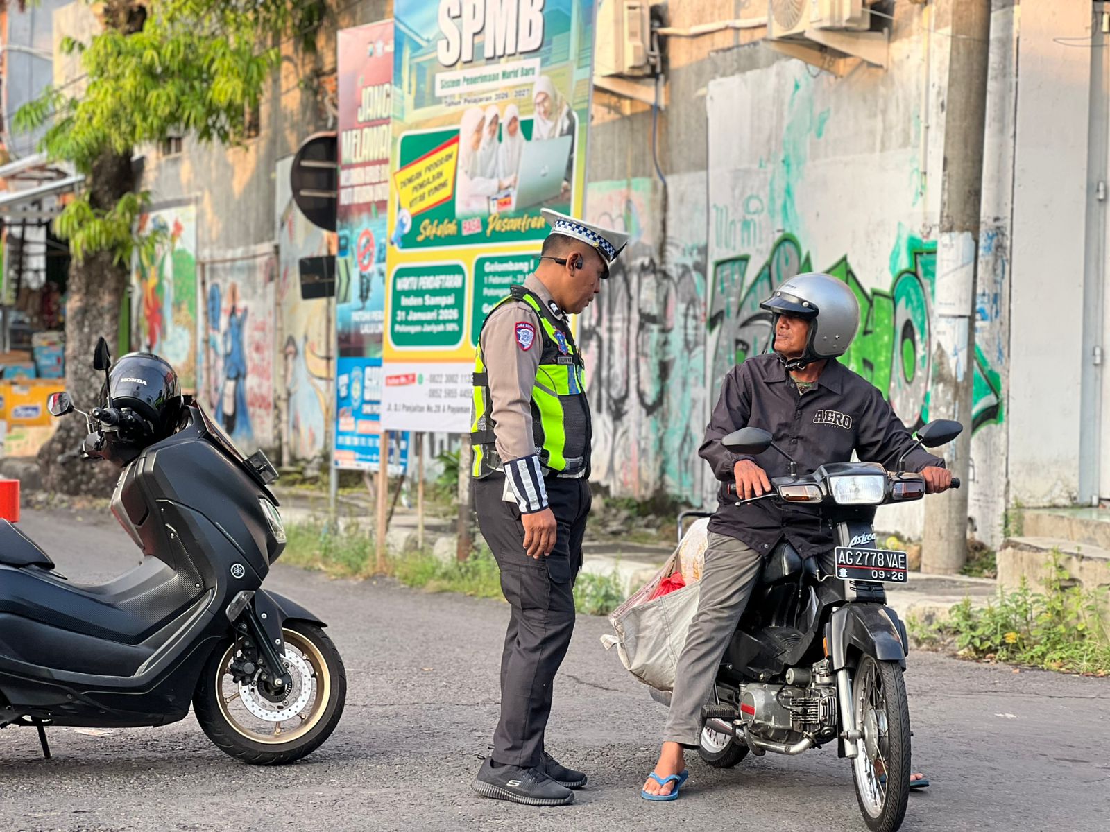 Polantas Menyapa, Satlantas Polres Nganjuk Humanis Tertibkan Lawan Arus di Jalan Mayjen D.I. Panjaitan