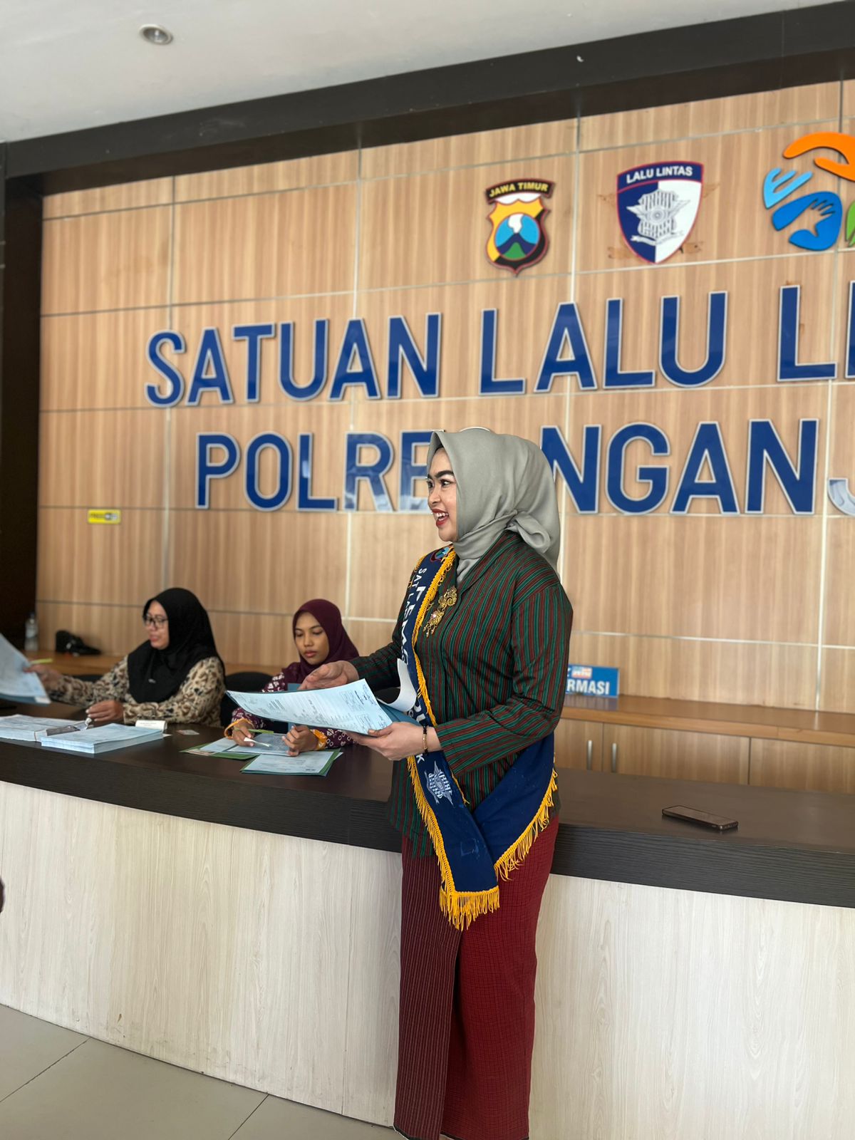 Polantas Menyapa Spesial Hari Kartini, Pelayanan SIM-STNK Polres Nganjuk Tampil Berbusana Adat dan Ramah Anak