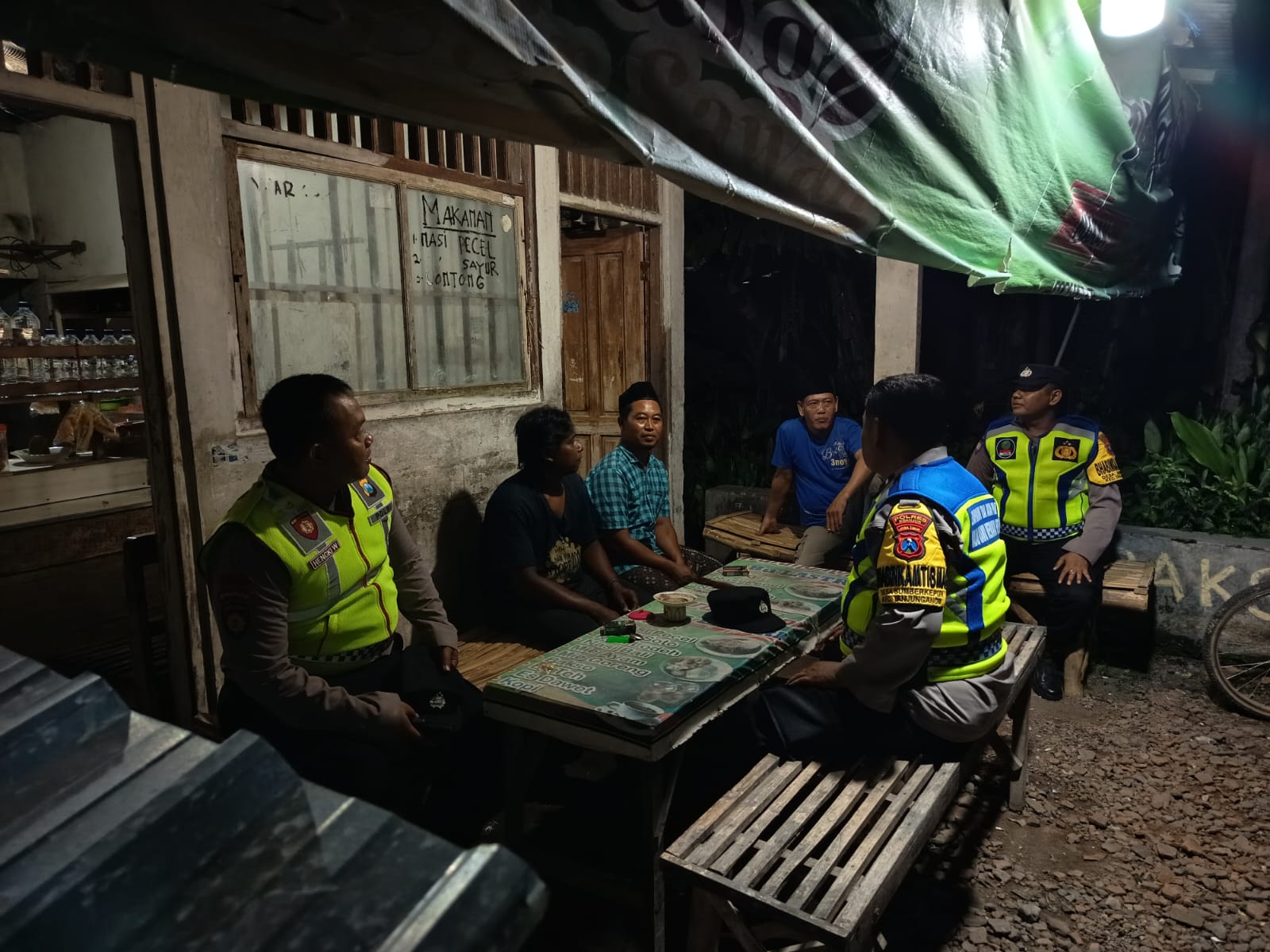 Polsek Warujayeng Patroli di Pemukiman, Warga Bulurejo Merasa Lebih Aman dan Nyaman