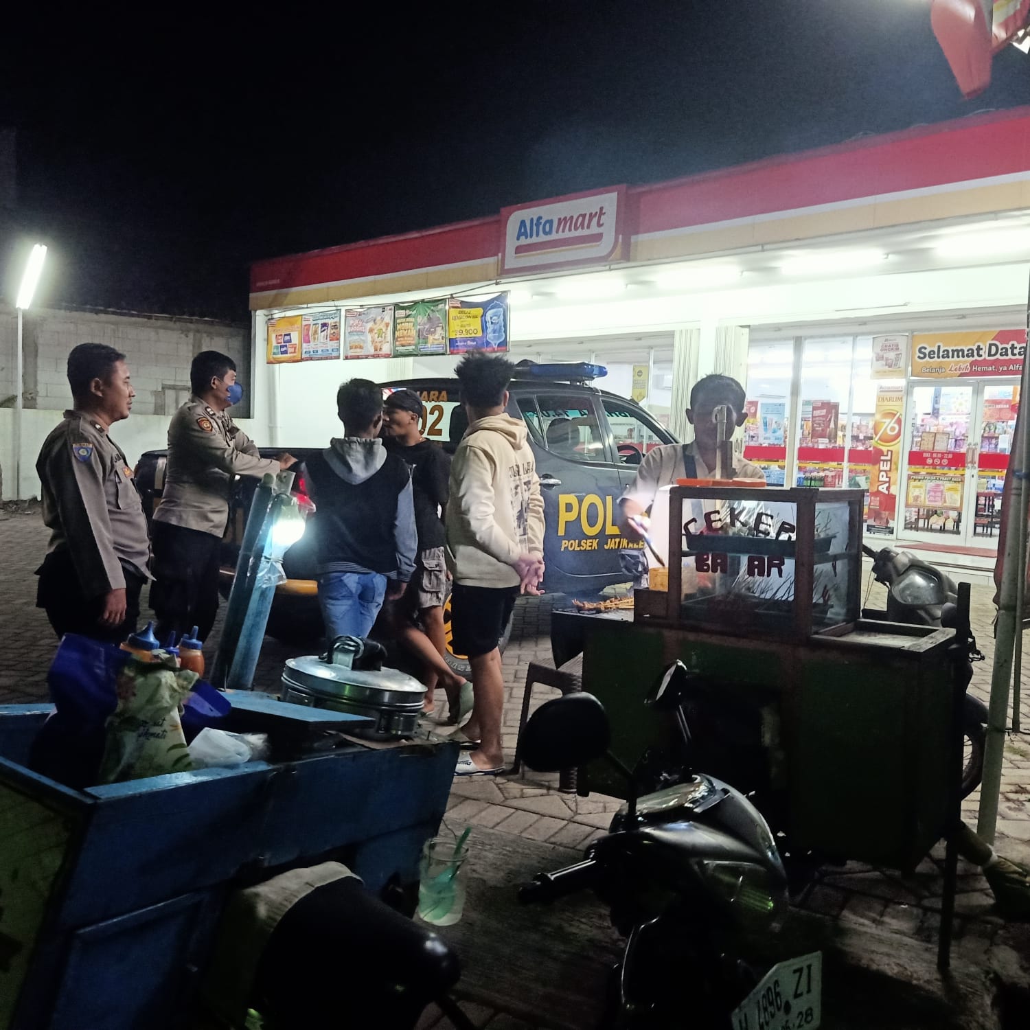 Polsek Jatikalen kegiatan Patroli Dialogis di depan sebuah minimarket Alfamart dengan pemuda