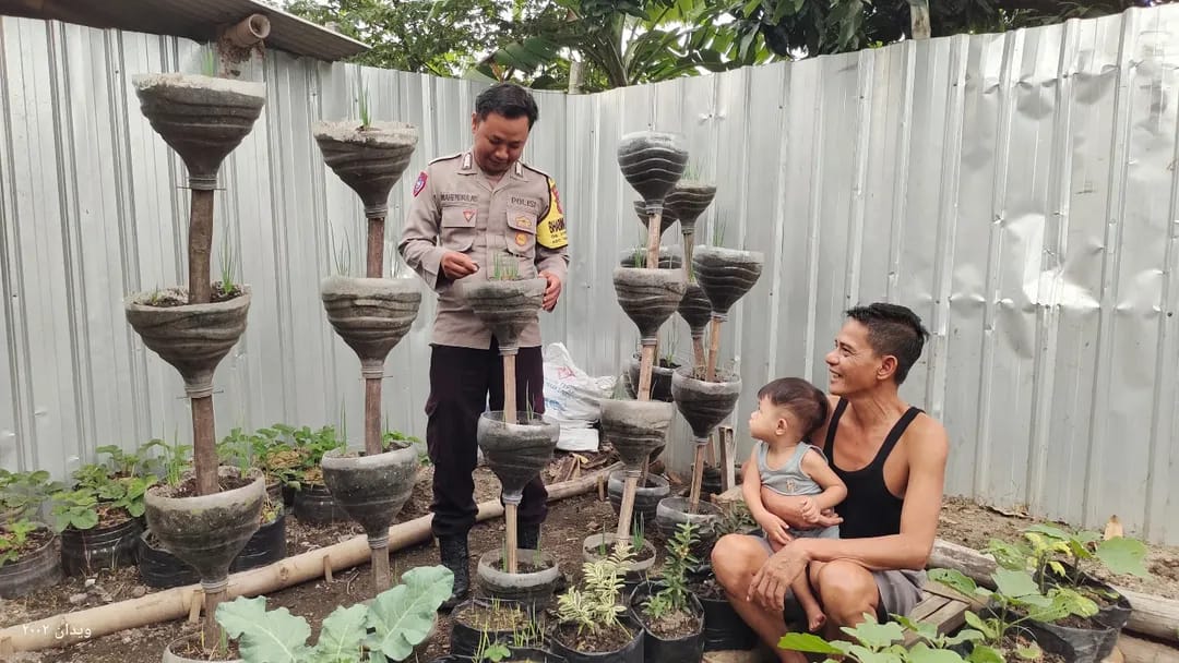 Inovasi Vertikultur di Kedungombo, Bhabinkamtibmas Dorong Ketahanan Pangan dari Lahan Sempit