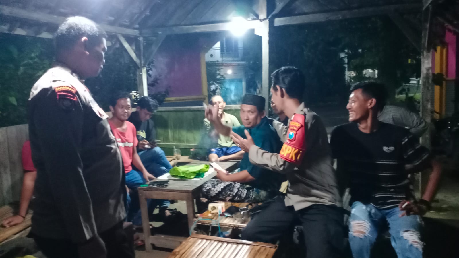 Patroli Dialogis, Anggota Polsek Jatikalen Sambangi Pemuda Desa Dawuhan di Malam Hari, Sampaikan Pesan Kamtibmas