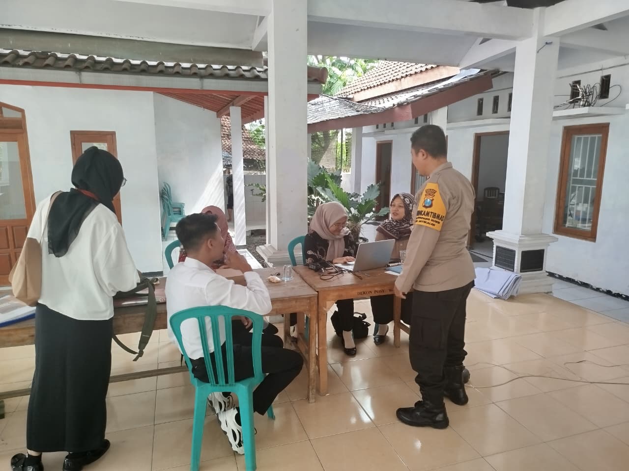 Bhabinkamtibmas Desa Lumpangkuwek Sambang Kantor Desa Binaannya dan Beri Himbauan Kamtibmas