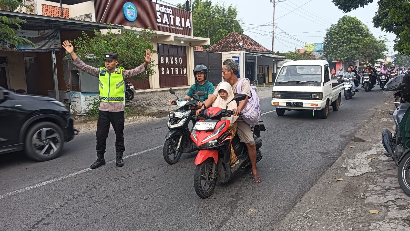 Giat Gaktur Pagi Polsek Kertosono Bantu Penyeberangan Masyarakat