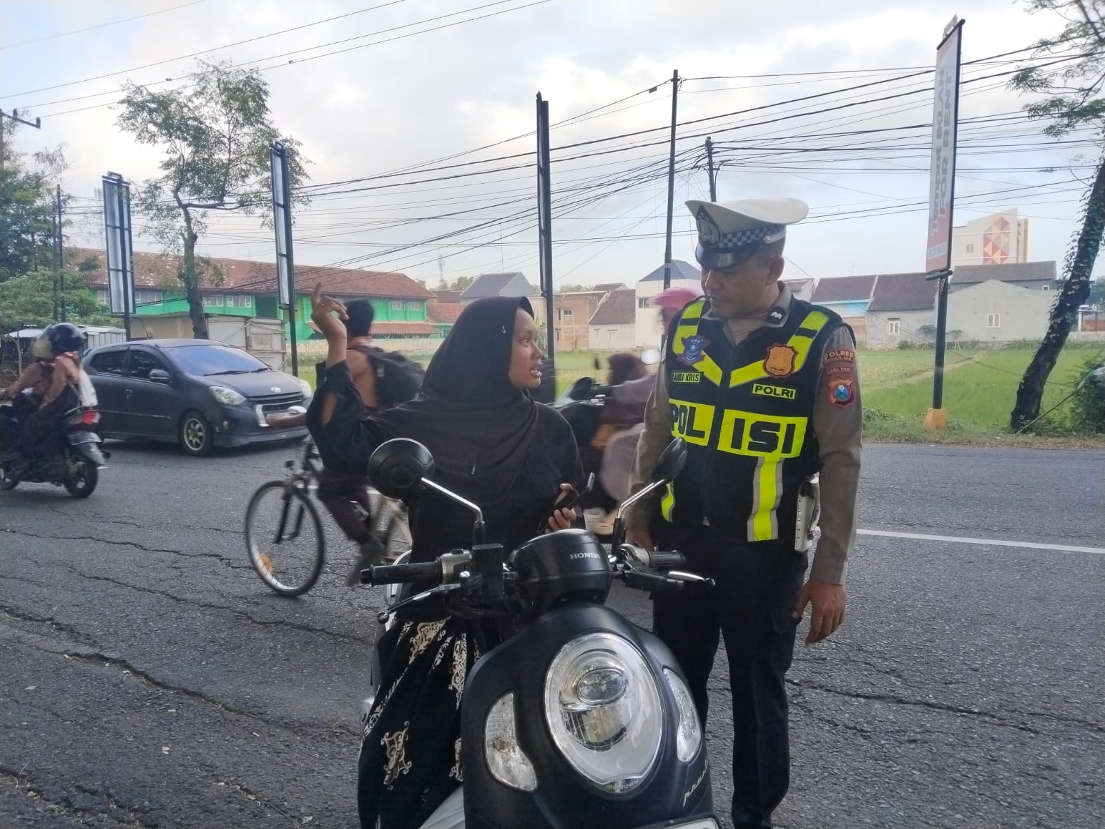 Polantas Menyapa, Satlantas Polres Nganjuk Tertibkan Pengendara Tanpa Perlengkapan Standar di Jalan Barito