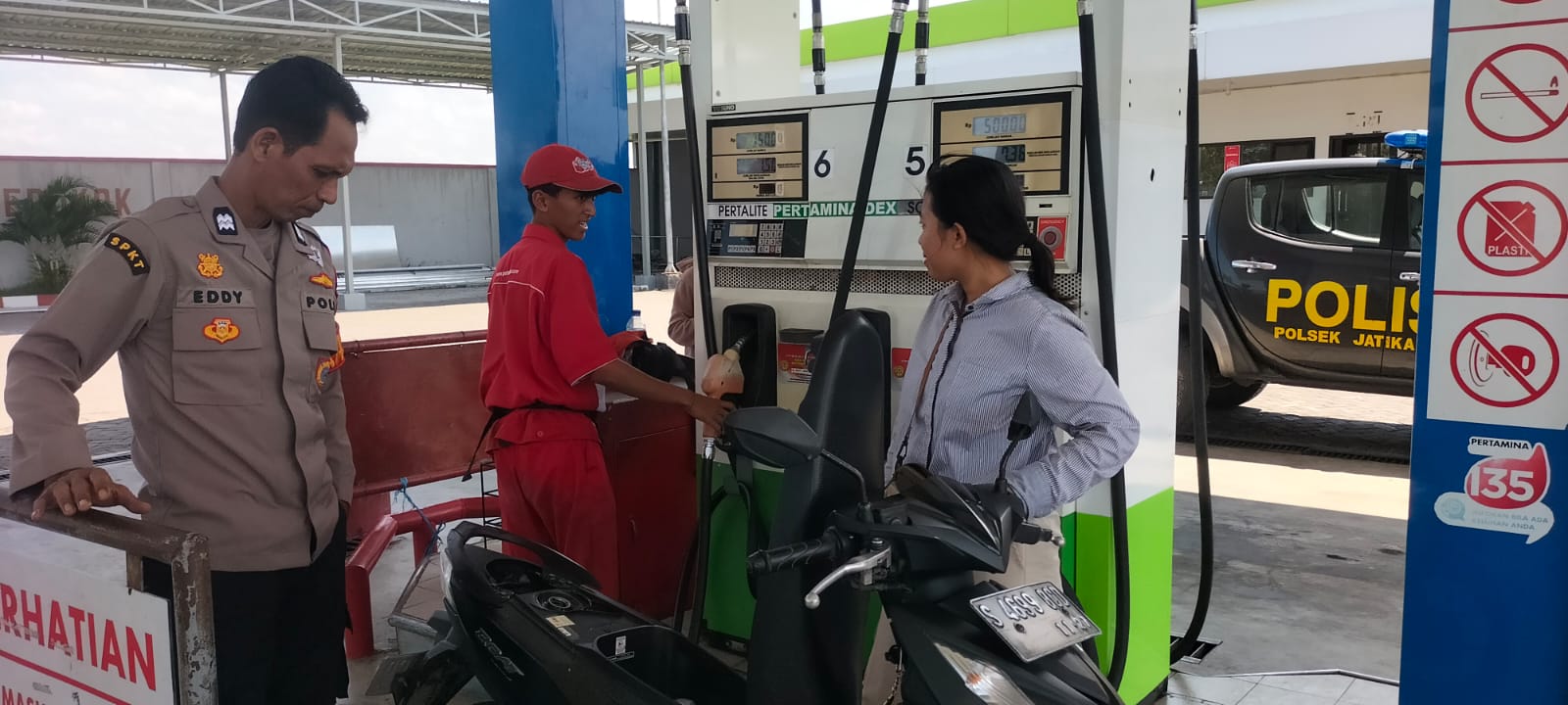 Polsek Jatikalen Intensifkan Patroli Dialogis ke SPBU untuk Ciptakan Suasana Kamtibmas yang Kondusif