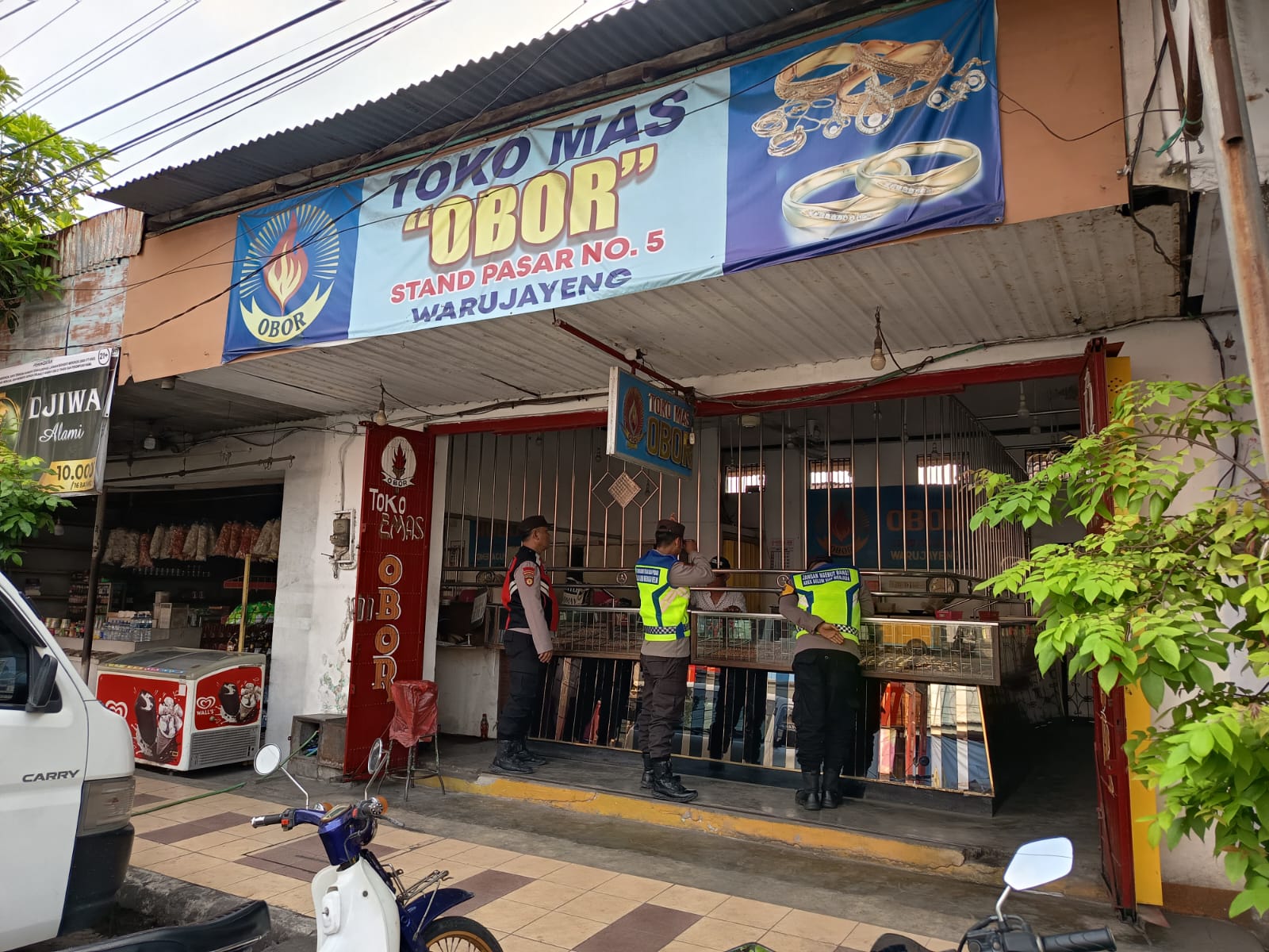 Patroli di Toko Emas, Polsek Warujayeng Sampaikan Pesan Kamtibmas ke Pengelola dan Pengunjung