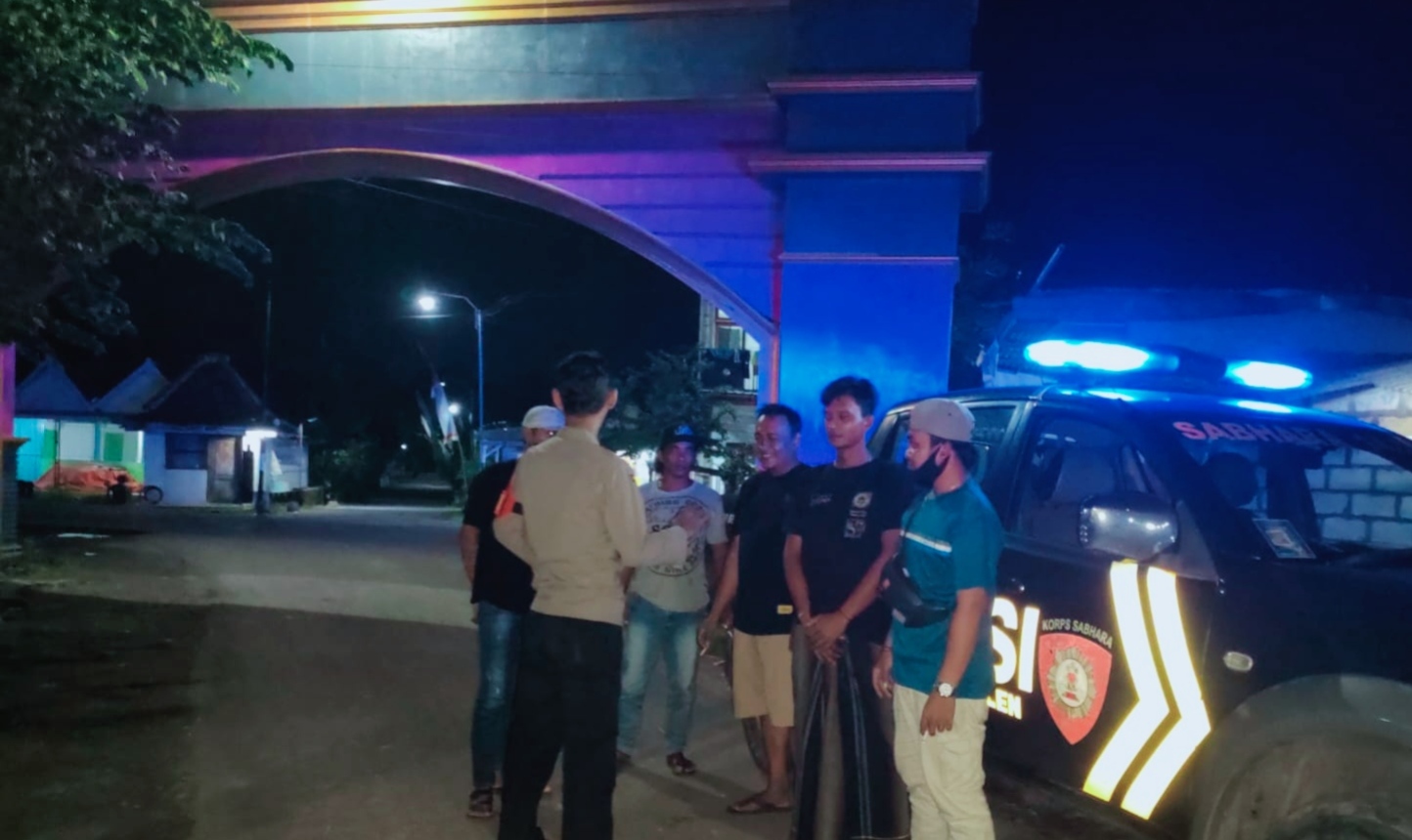 Brikan Rasa Aman, Polsek Jatikalen Gelar Patroli dialogis dengan Warga di Desa Dawuhan di Malam Hari.
