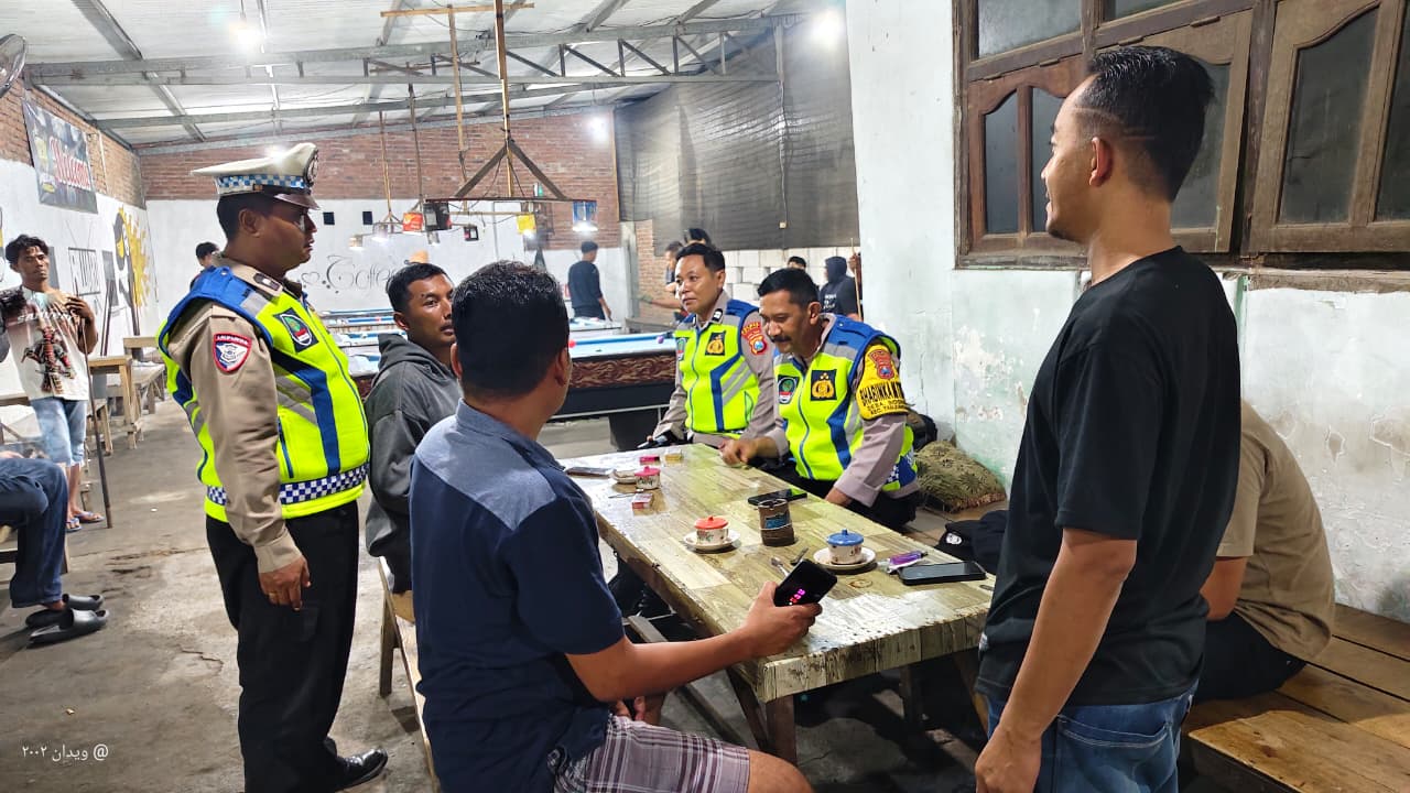 Patroli Malam, Personel Polsek Warujayeng Sambangi Bilyar Ameilya dan Sampaikan Pesan Kamtibmas