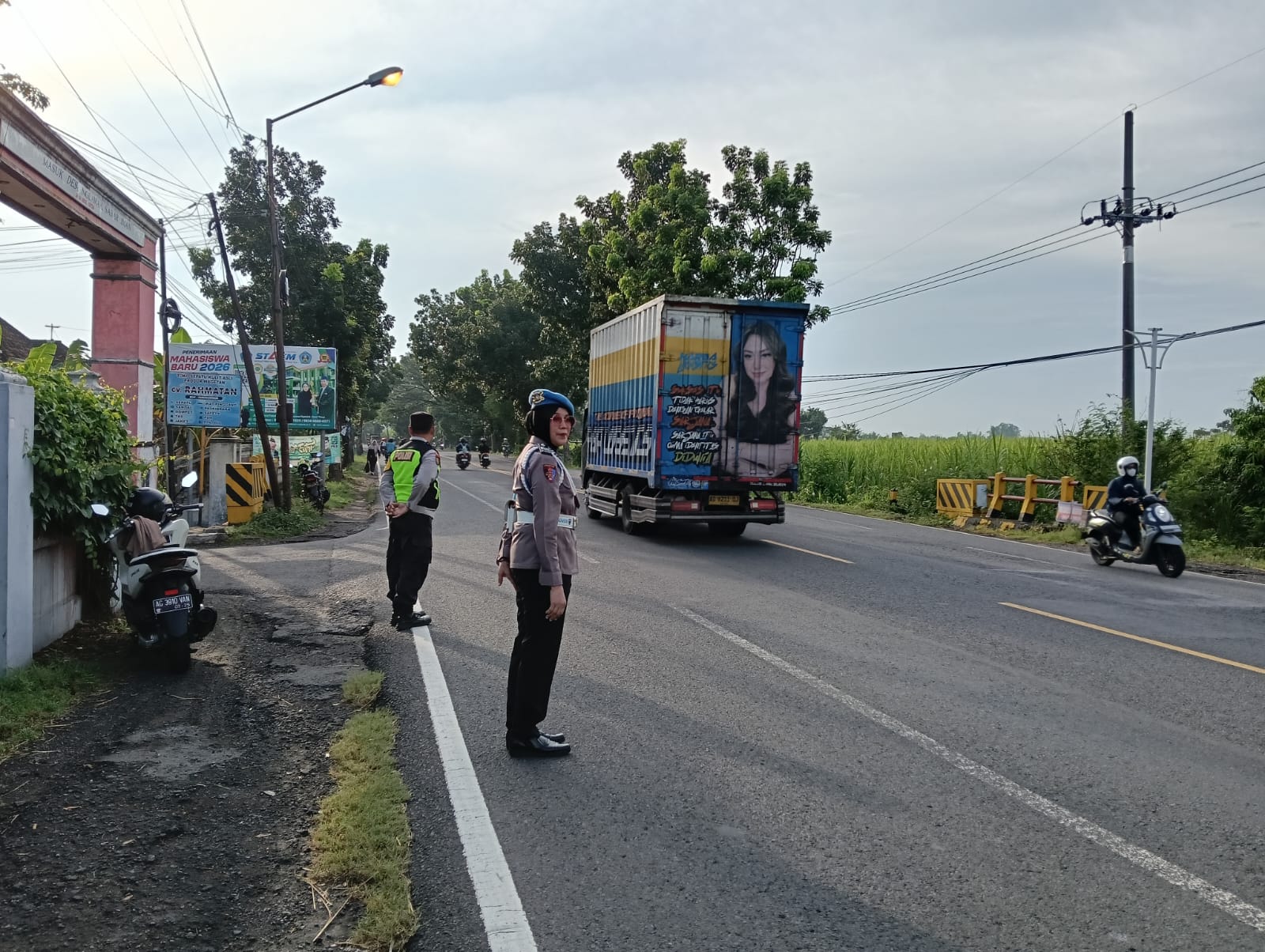 Giat Gaktur Pagi Polsek Kertosono Bantu Penyeberangan Masyarakat