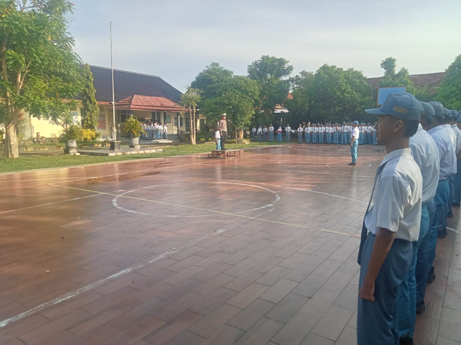 Polsek Warujayeng Edukasi Siswa Lewat Upacara Bendera, Tekankan Disiplin Lalu Lintas Sejak Dini