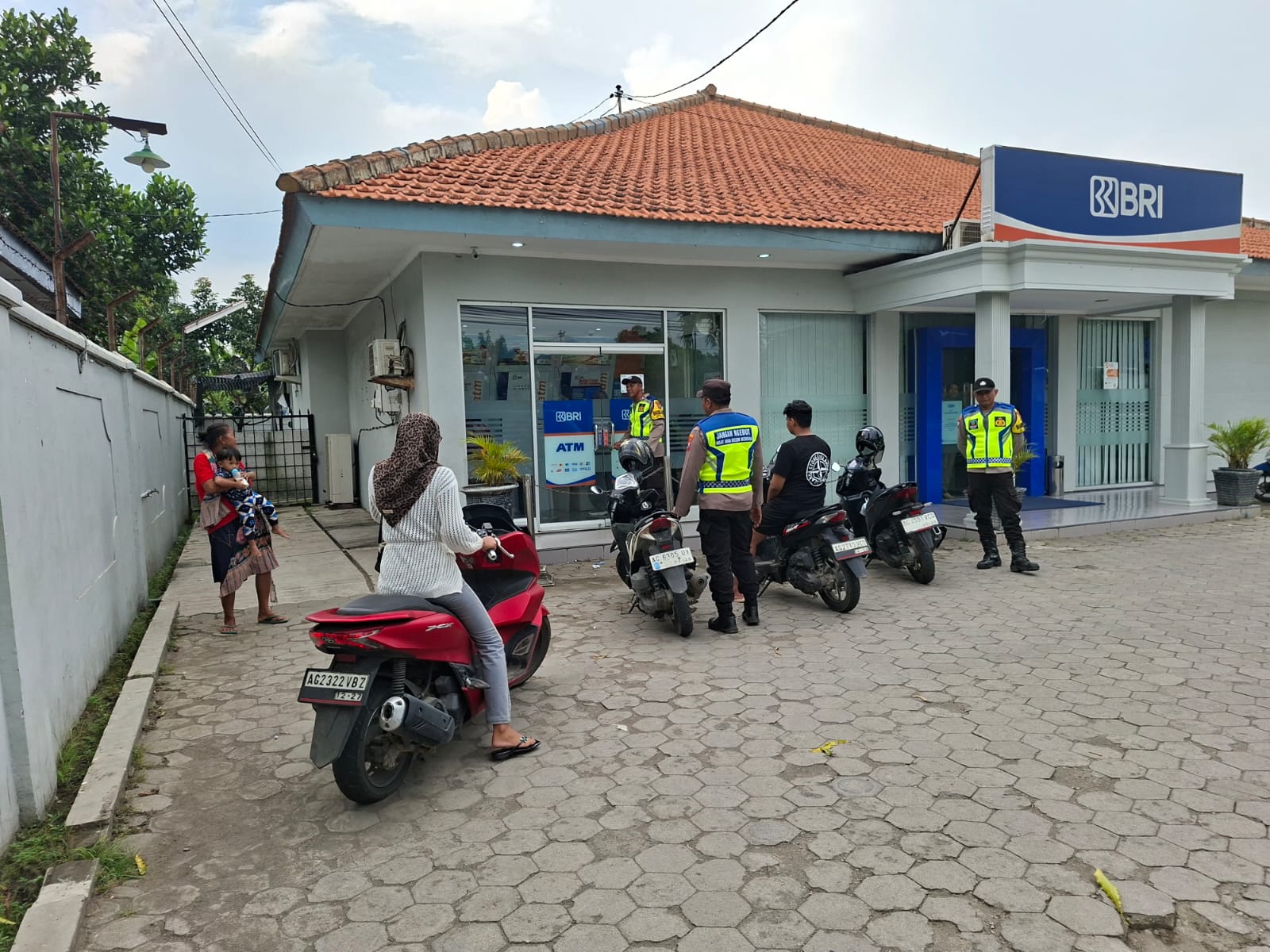 Patroli Perbankan, Polsek Warujayeng Beri Pesan Kamtibmas ke Karyawan dan Nasabah