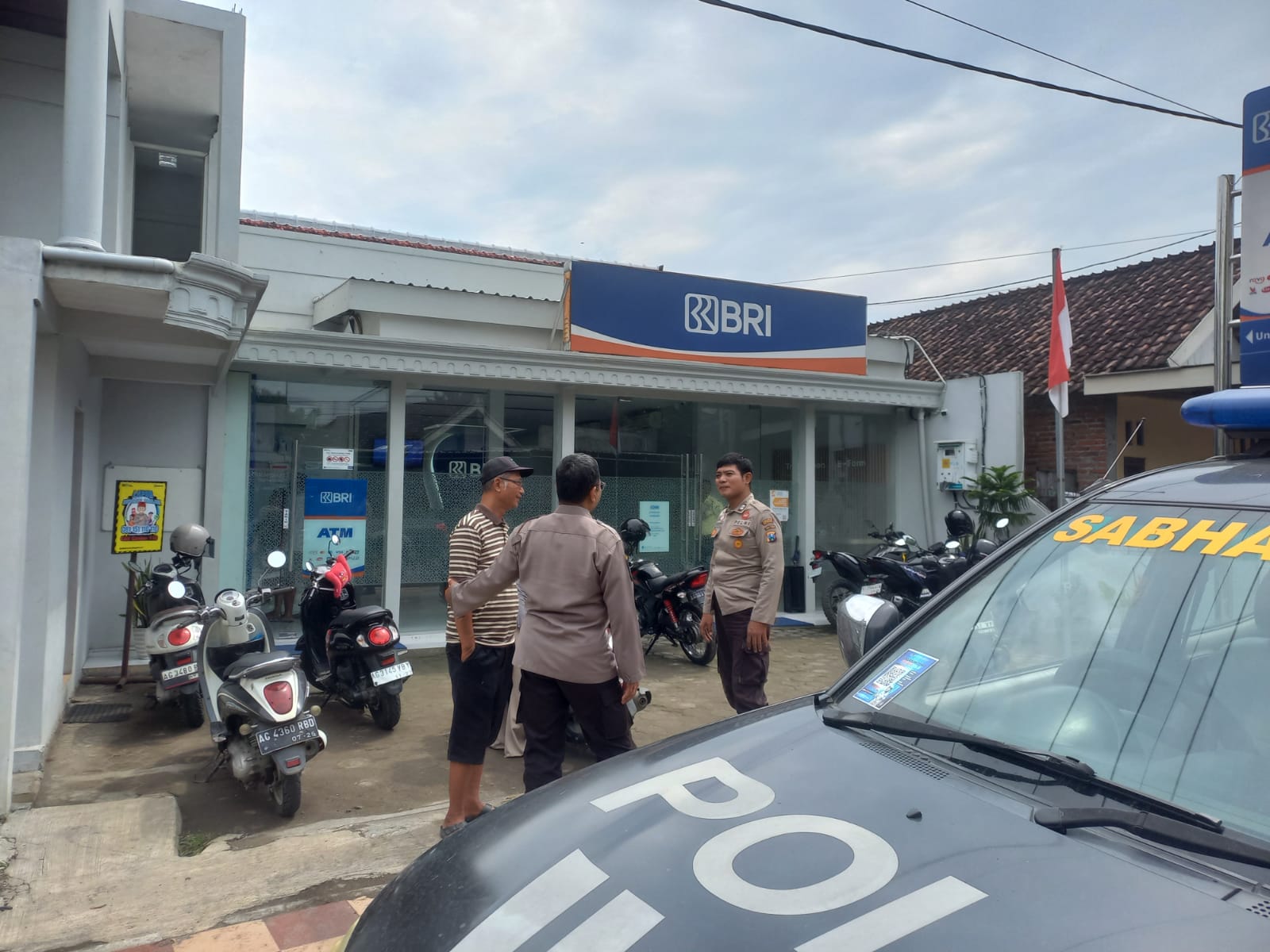 ‎Polsek Jatikalen Gelar Patroli Dialogis di Bank BRI Unit Jatikalen untuk Antisipasi Gangguan Kamtibmas