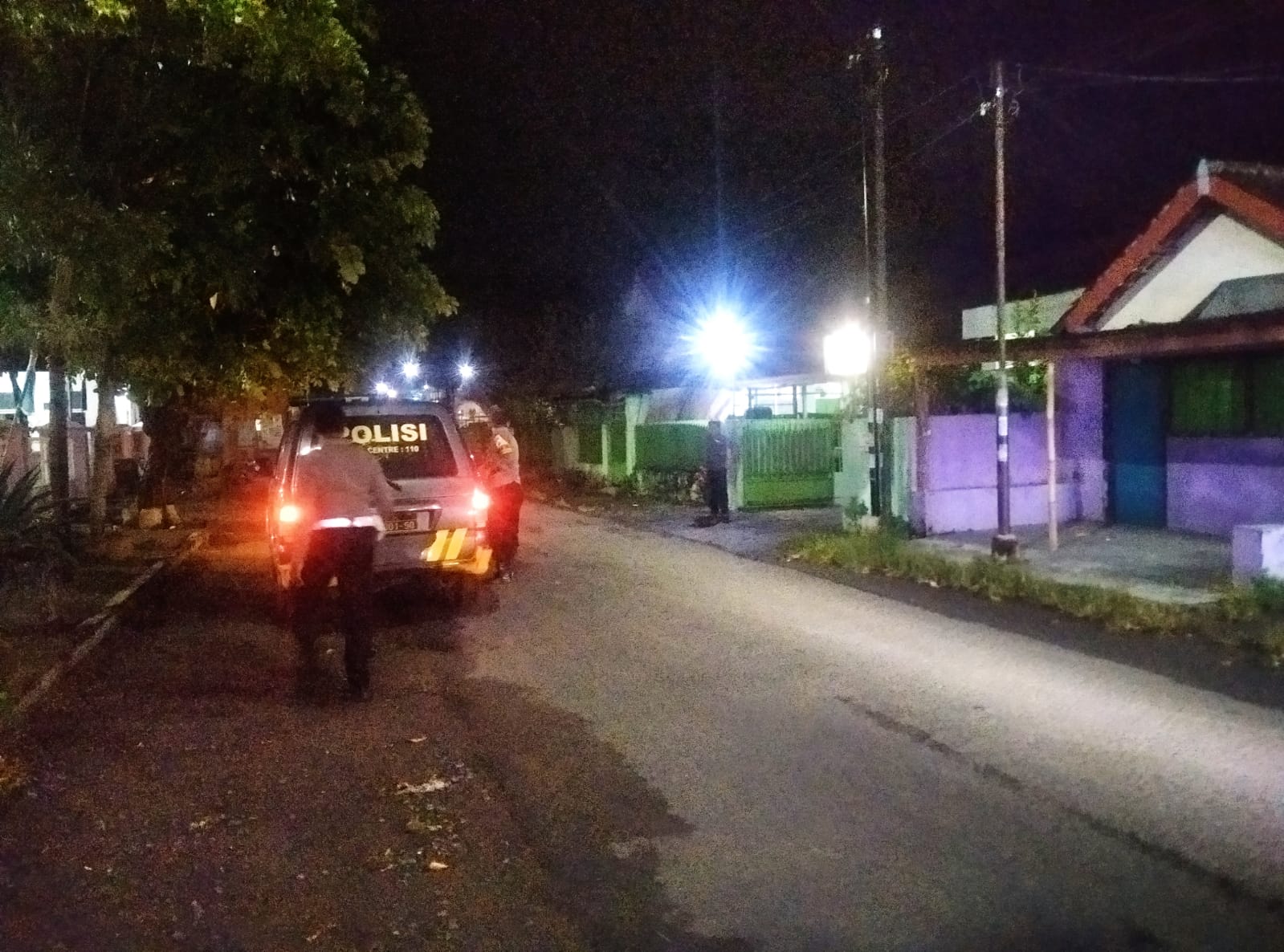 Patroli Pemukiman Cegah Tindak Kejahatan Saat Dini Hari